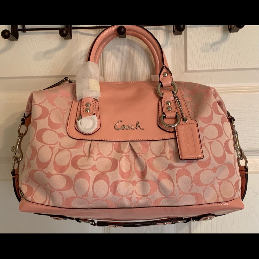 NEW WITH TAGS COACH ASHLEY SIGNATURE HANDBAG